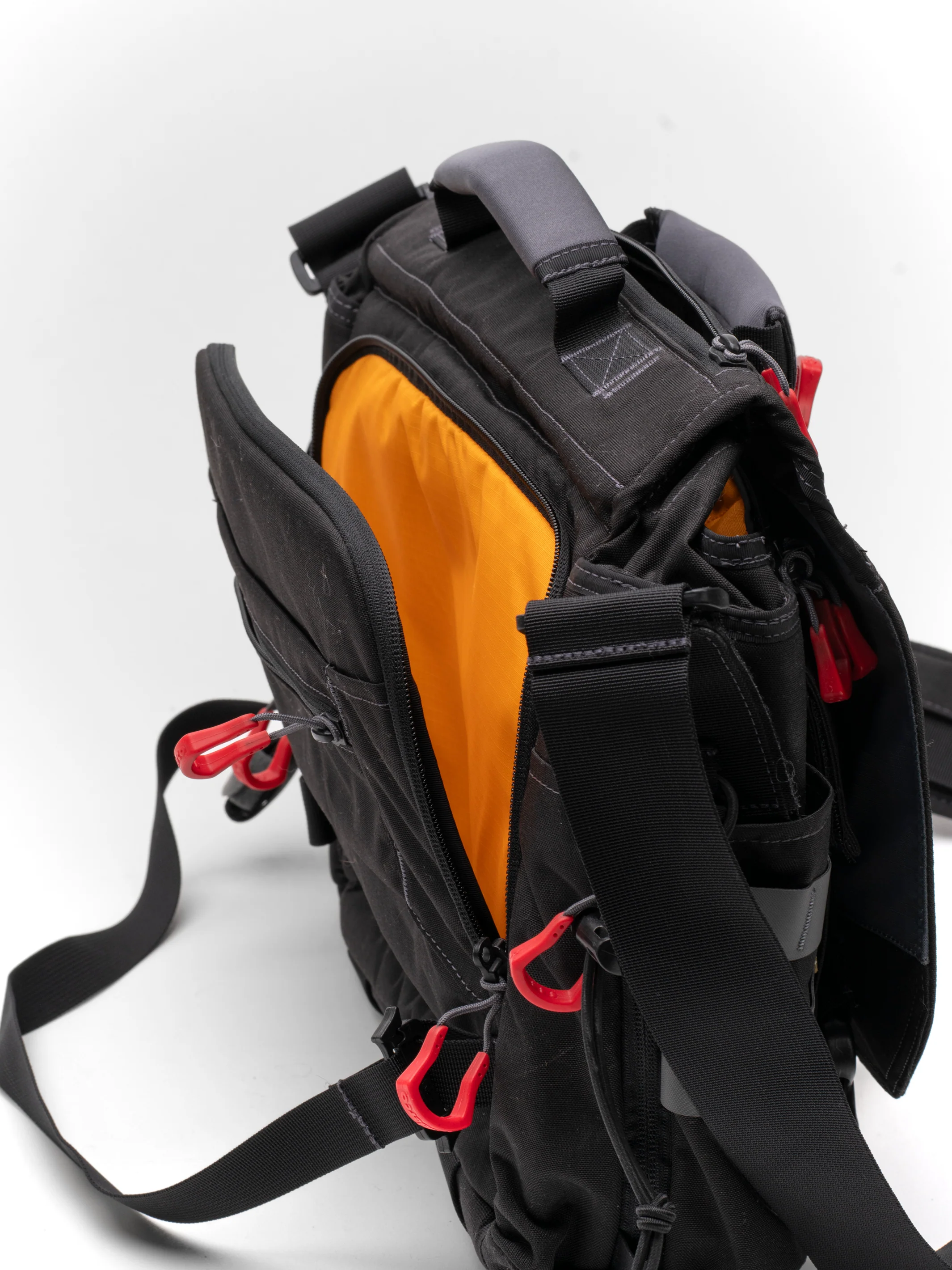 Spyderco X Vanquest® Envoy-13™ Messenger Bag - Image 4