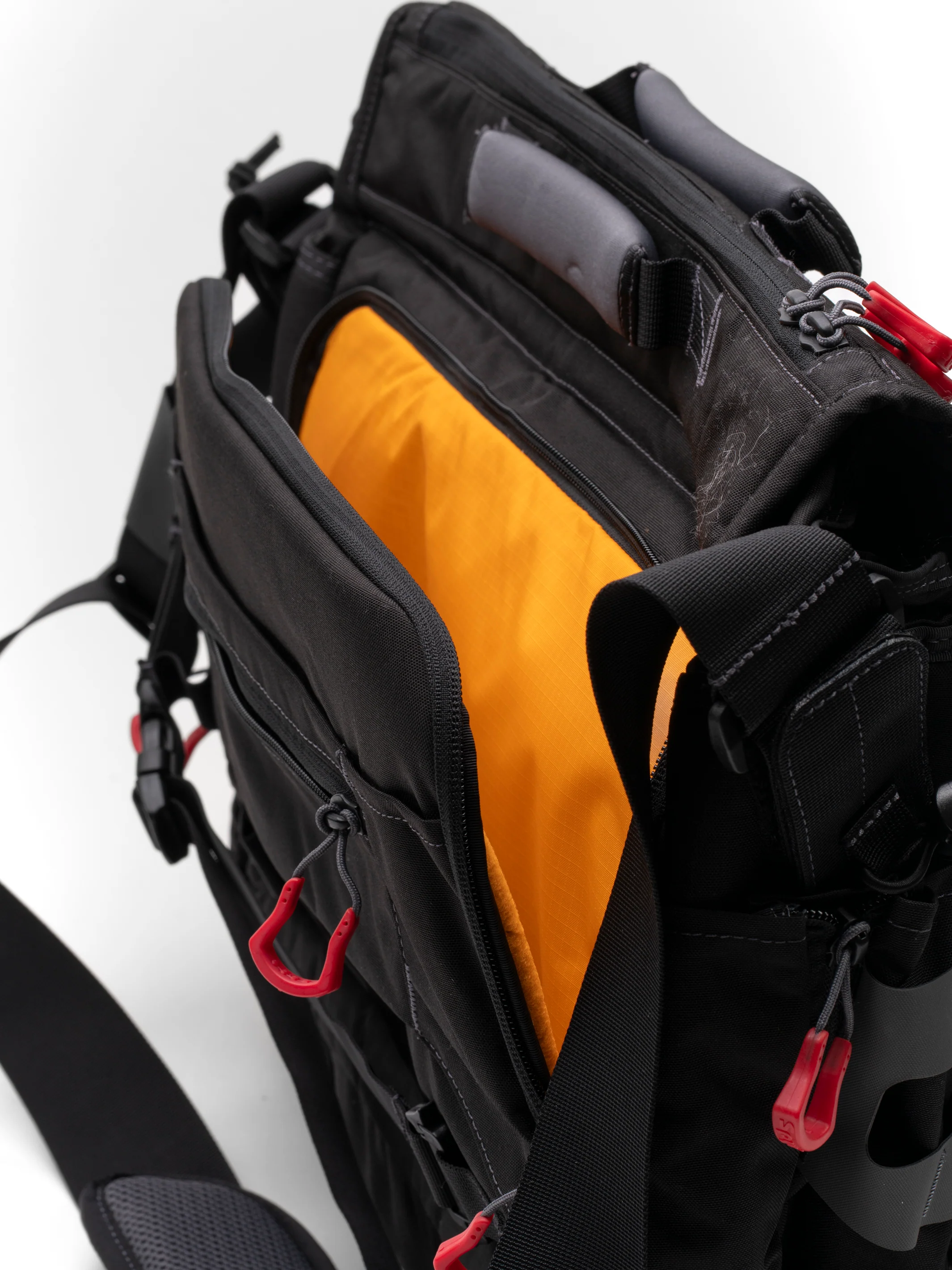 Spyderco X Vanquest® Envoy-17™ Messenger Bag - Image 4